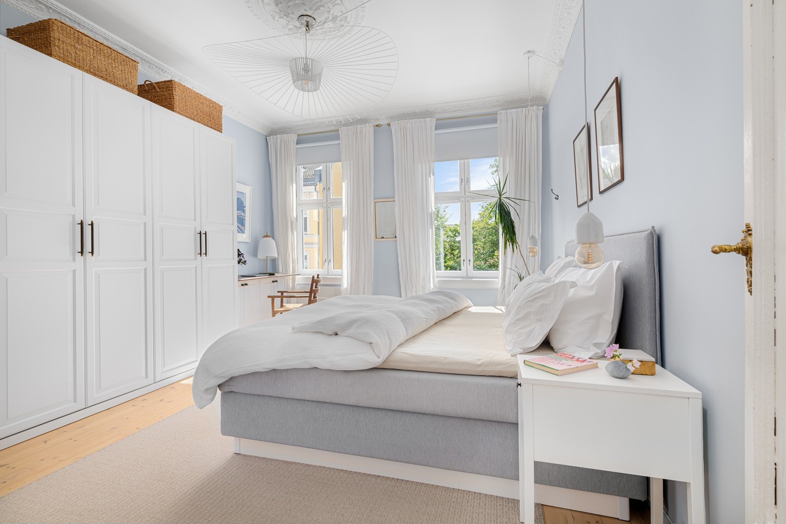 Rommet vender ut mot rolig blindgate, med utsikt mot grønn lunge. Galleribilde