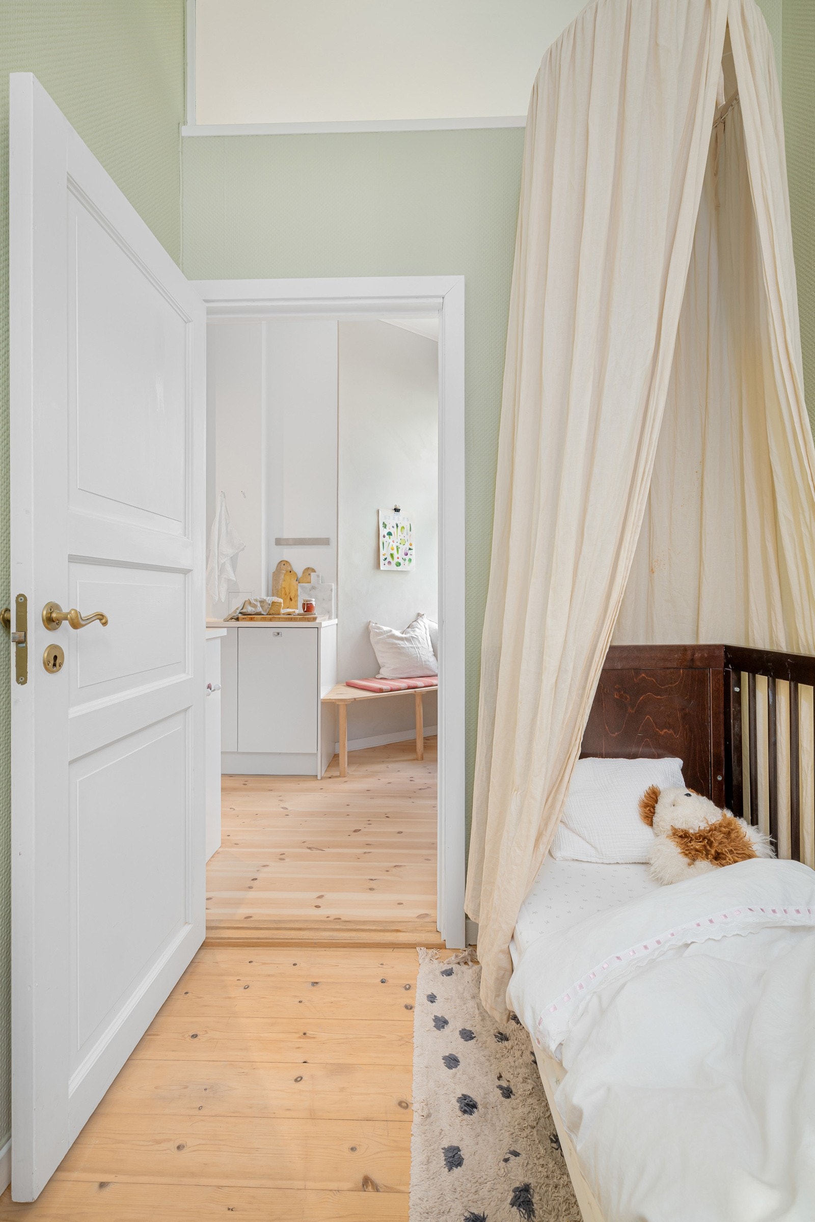 Rommet brukes idag som barnerom, men har tidligere også fungert som gjesterom med plass til 200x80cm seng og kommode. Galleribilde