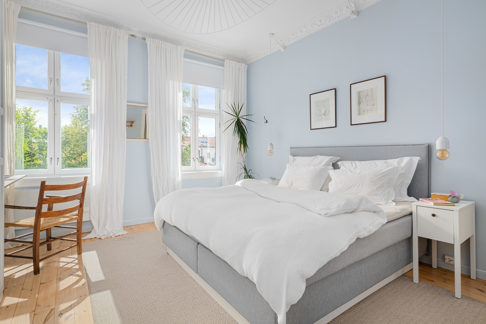 Hovedsoverommet er meget romslig, med plass til dobbeltseng, nattbord og ønsket møblement. Galleribilde