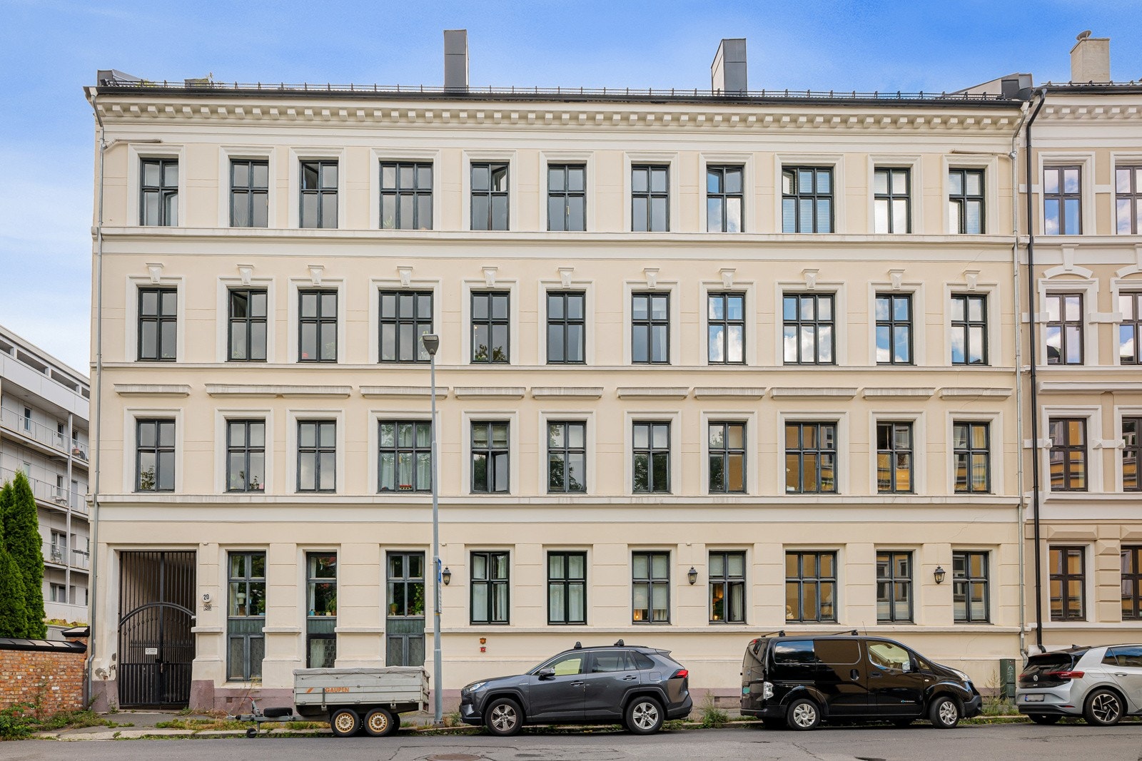 Leiligheten ligger i en stille og tilbaketrukket blindgate, skjermet fra trafikkstøy. Galleribilde