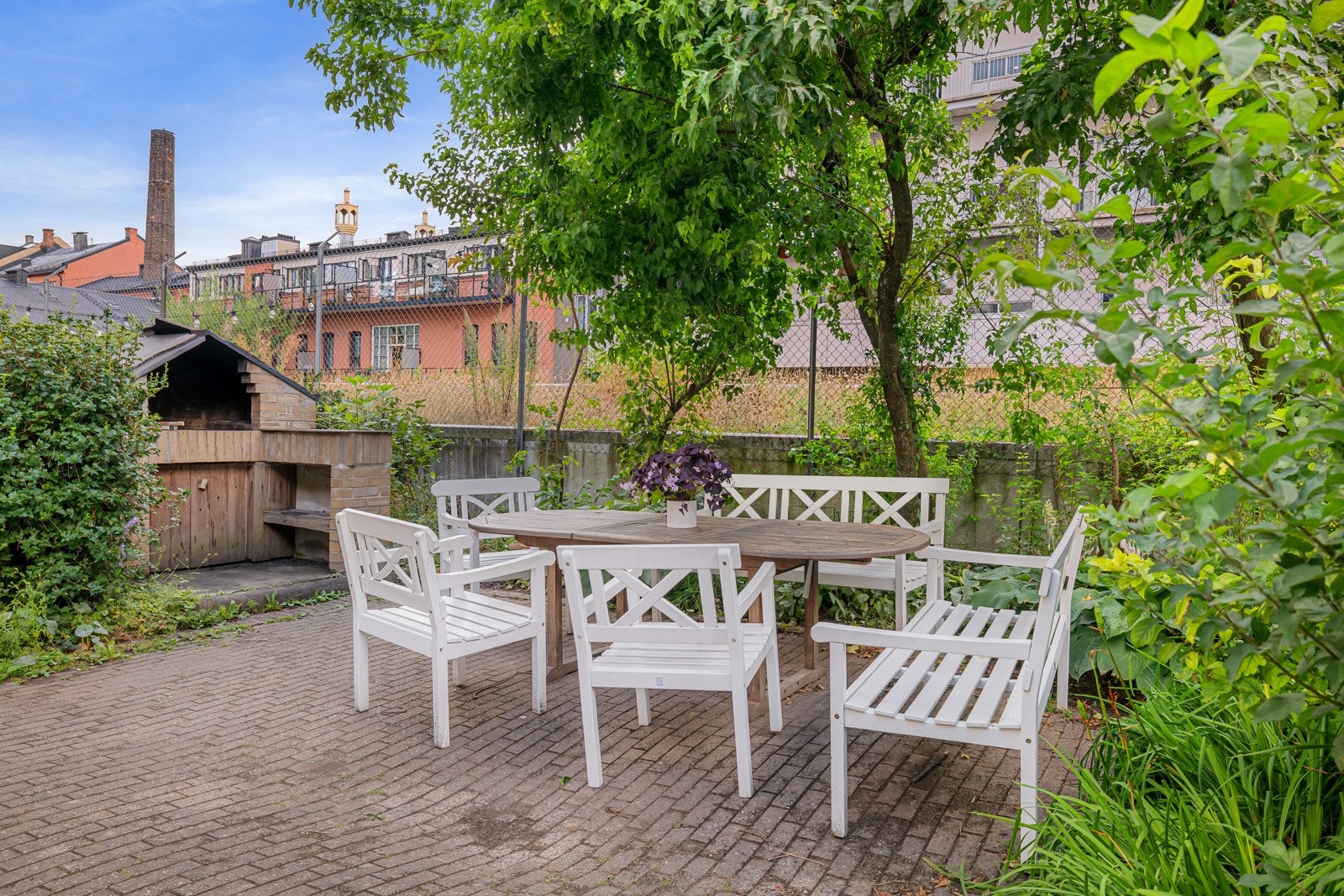 Det finnes flere sittegrupper og en felles grill - perfekt for sosiale sammenkomster på varme dager. Galleribilde