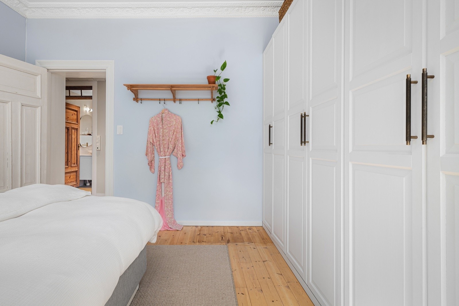 Garderobeskapet følger med. Galleribilde