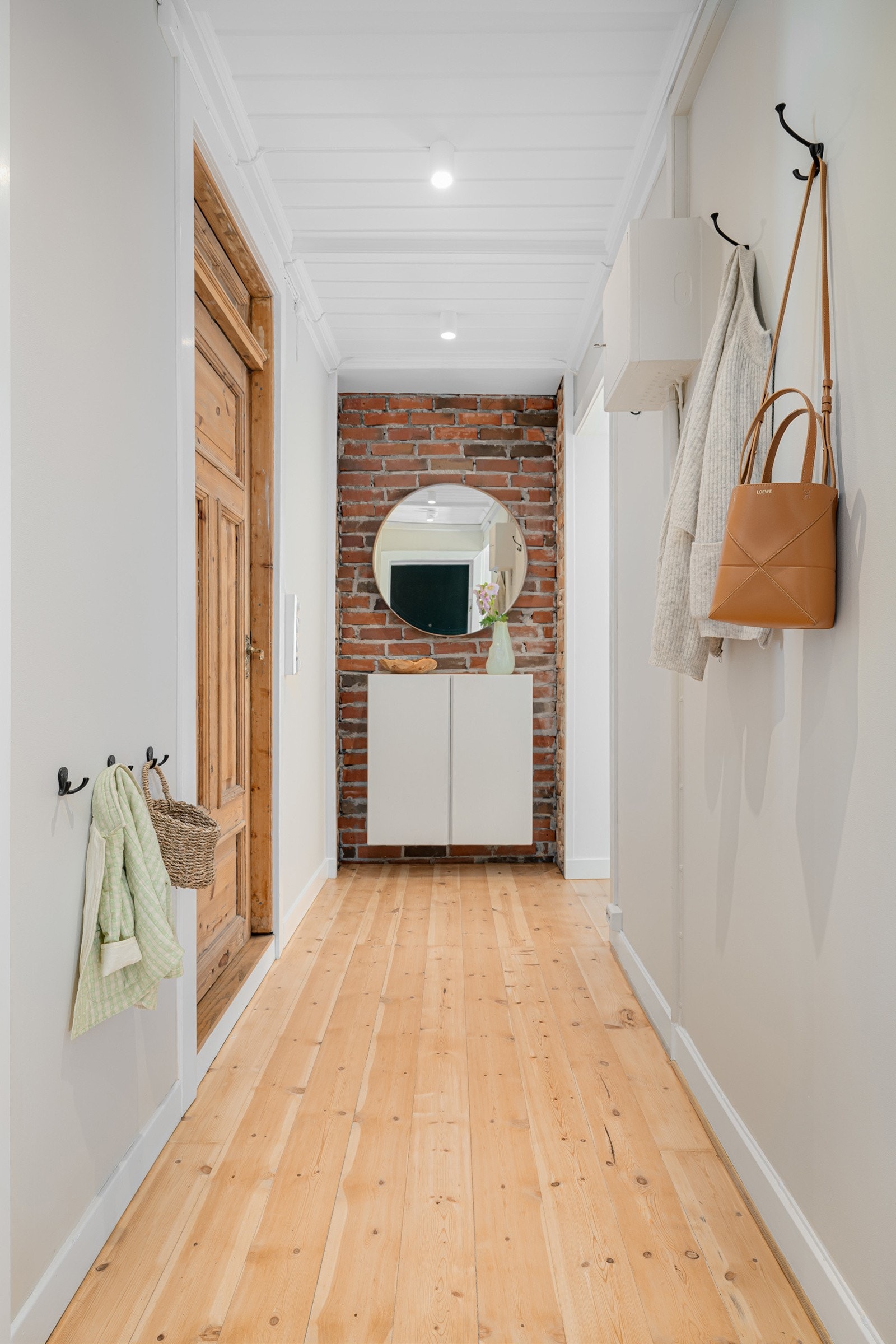 Gangen er malt i en behagelig tone i 2025. Galleribilde