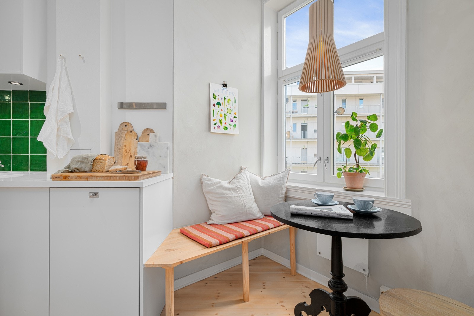 I rommet er det plass til en hyggelig spisegruppe ved vinduet. Galleribilde