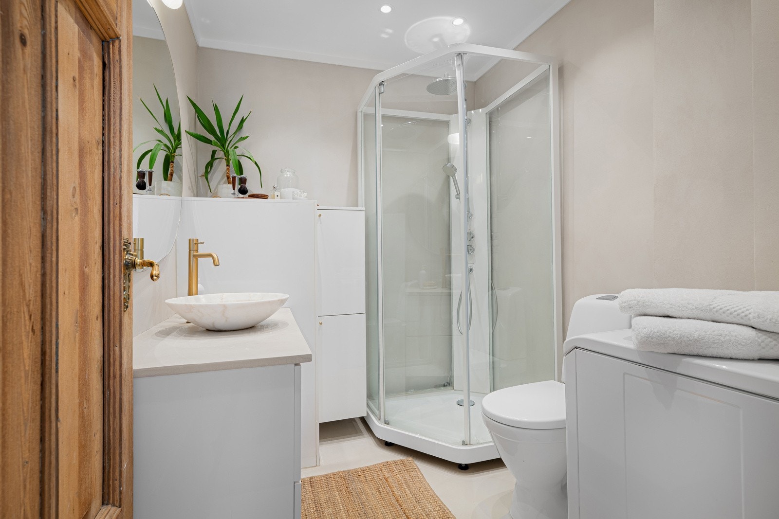 Delikat baderom med gulvvarme, pusset opp i 2019/20. Det er pen mikrosement på gulv og vegger, samt himling med downlights. Galleribilde