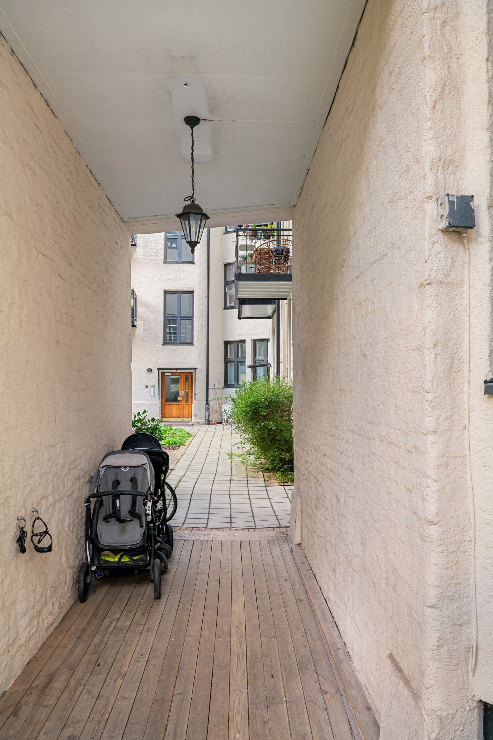 Leiligheten disponerer i tillegg kjellerbod på 4m², en loftsbod på 3m² og trappebod (en halv etasje opp fra leiligheten) på 2m². Galleribilde