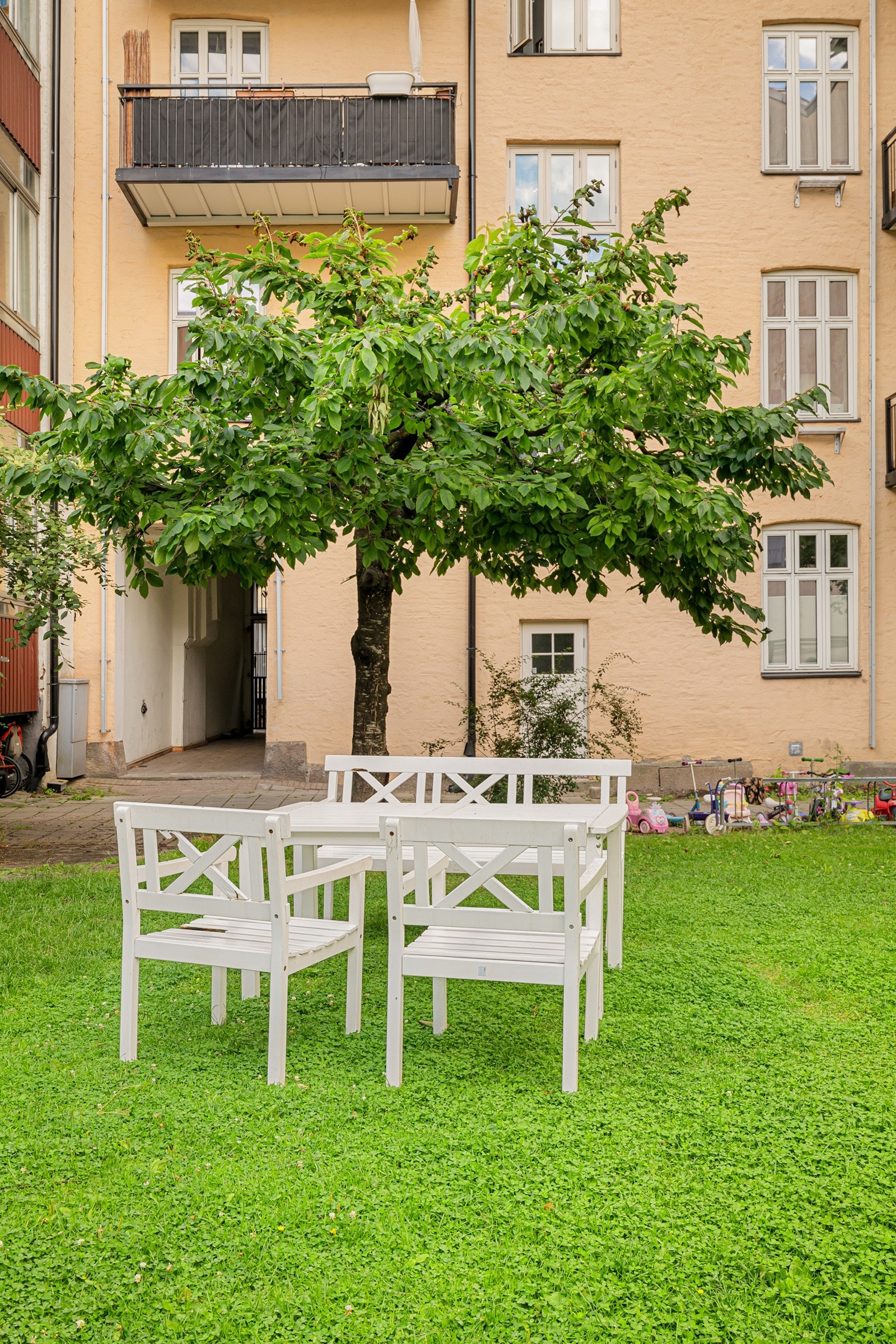 Bakgården deles av 5 forskjellige borrettslag/sameier, og driftes av et eget bakgårdslag. Galleribilde