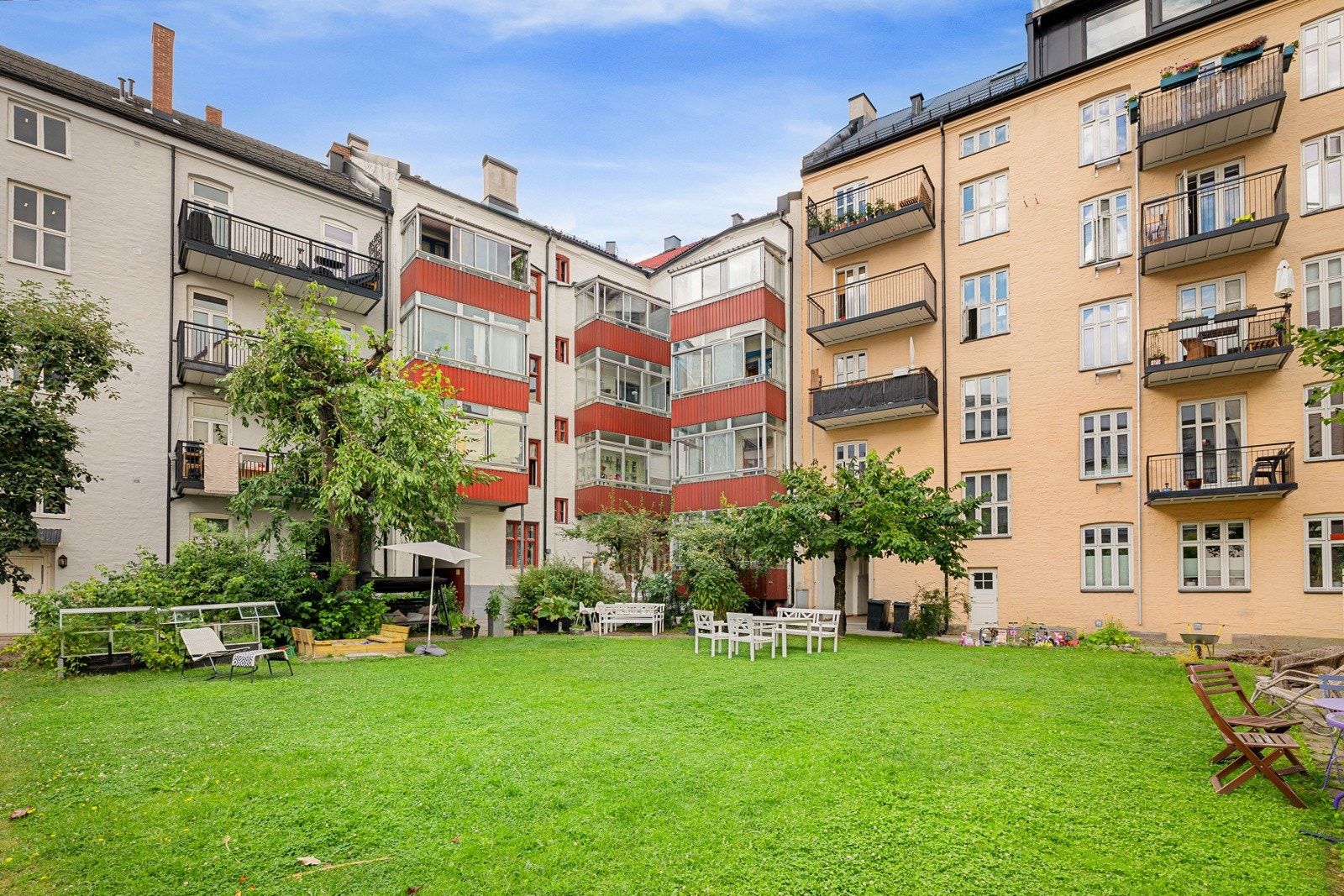 Til glede for beboerne er det en idyllisk og frodig bakgård. Galleribilde