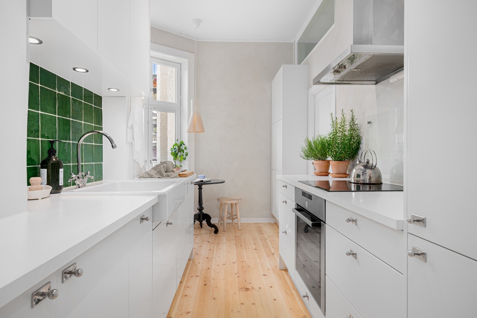 Leiligheten har en stilren Norema-kjøkkeninnredning fra 2019. Galleribilde