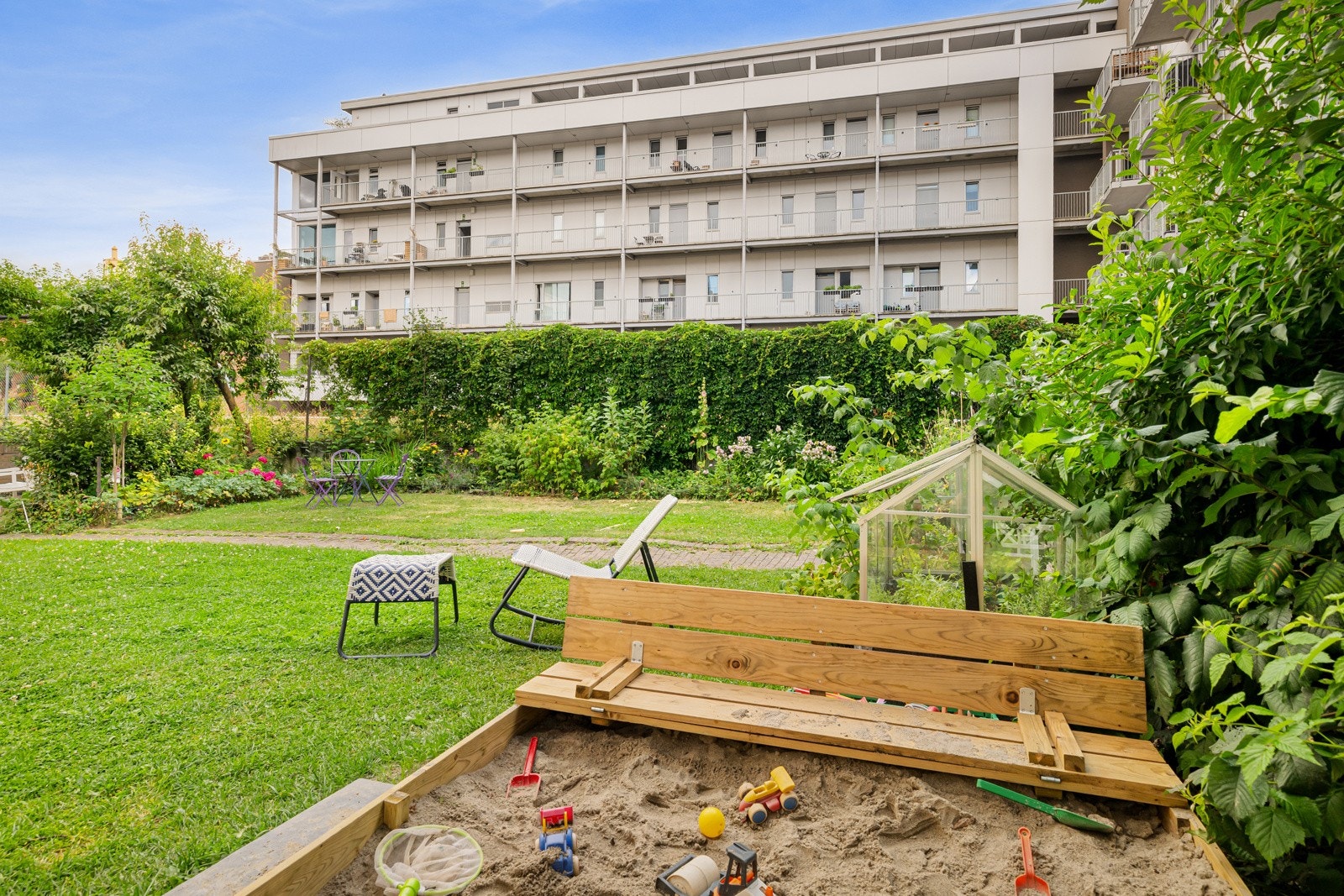 Uteområdet er utstyrt med sandkasse for de minste, plantekasser for dyrking av grønnsaker, felles bærbusker og en generelt velstelt og frodig hage. Galleribilde