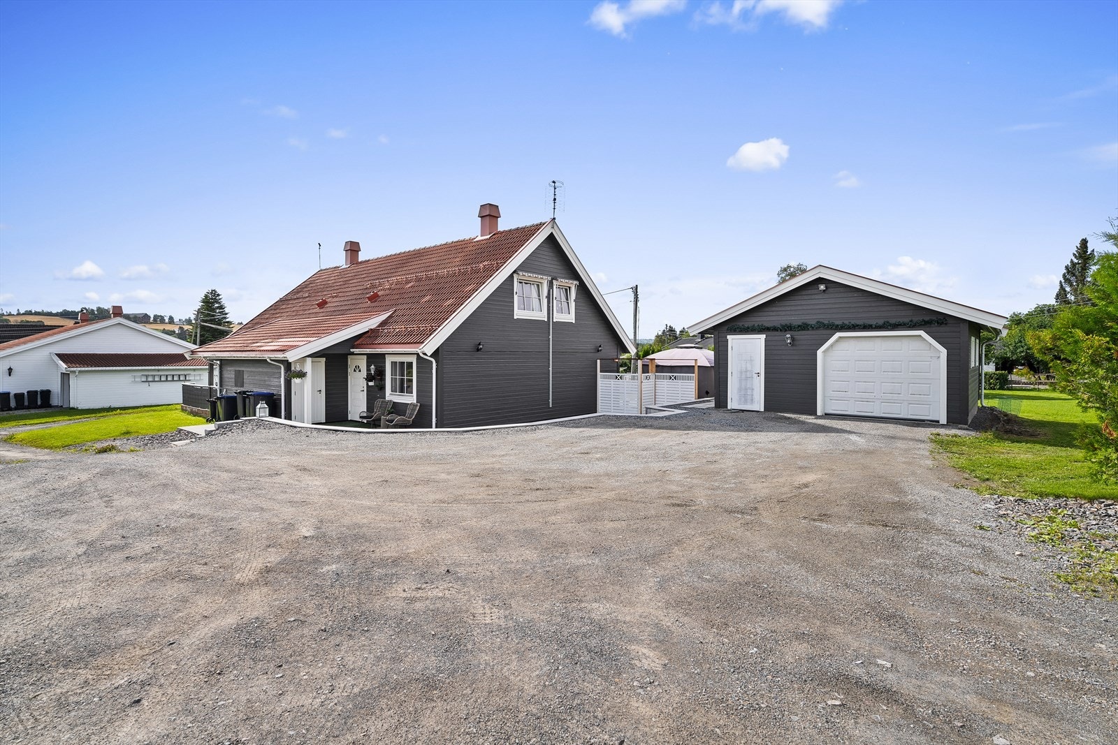Stor gruset gårdsplass med gode parkeringsmuligheter i tillegg til garasjen. Galleribilde