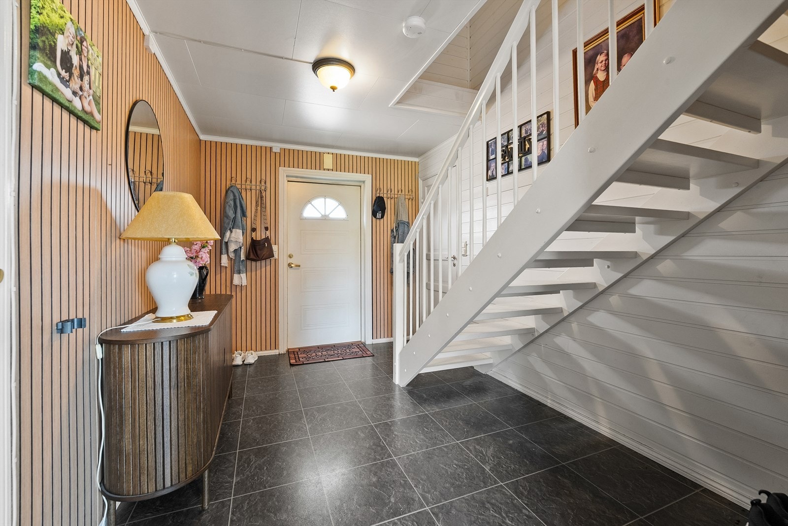 Romslig gang med gode avhengingsmuligheter for yttertøy, trapp opp til 2.etasje. Galleribilde
