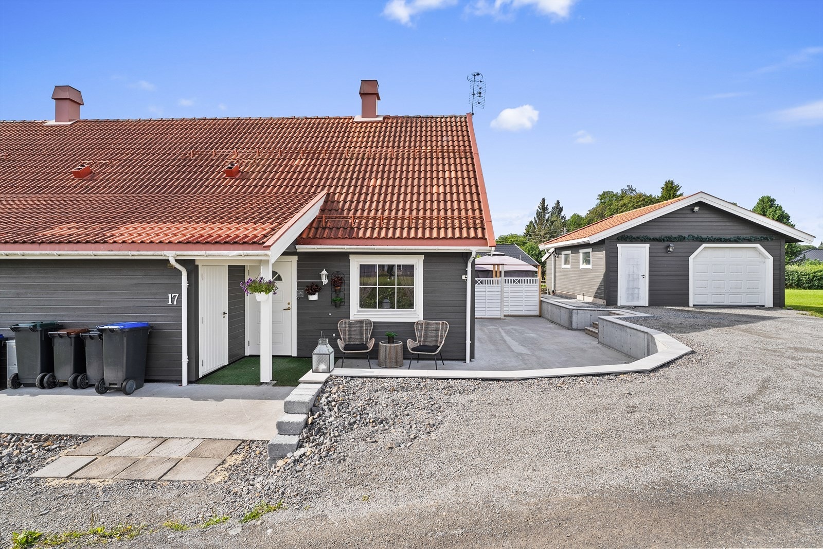 Pent opparbeidet uteområde på fremsiden med overbygget inngangsparti, sportsbod og garasje. Det er støpt såle som er klargjort for fliser. Galleribilde