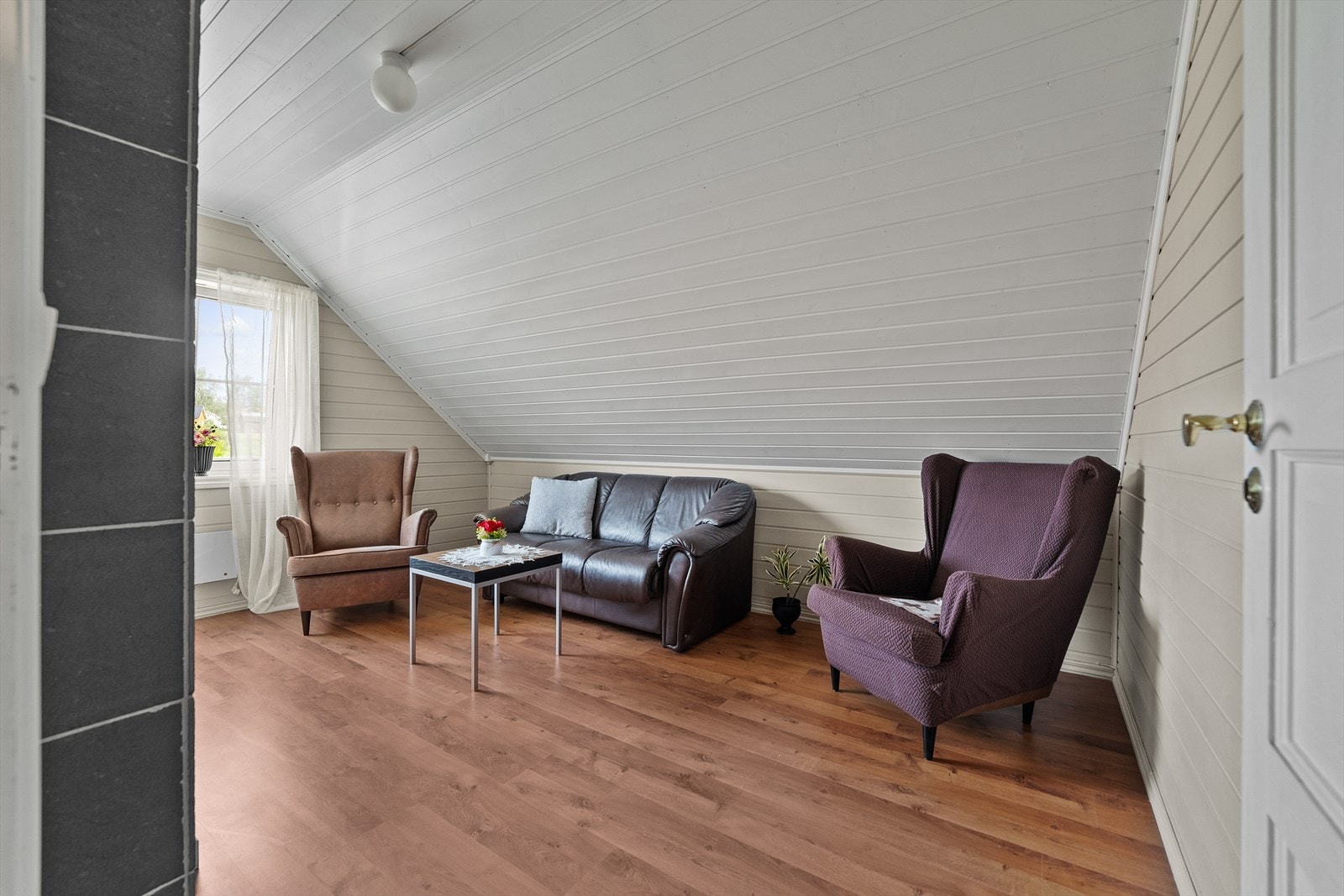 Det tredje soverommet i boligen er i dag innredet som en ekstra stue. Galleribilde