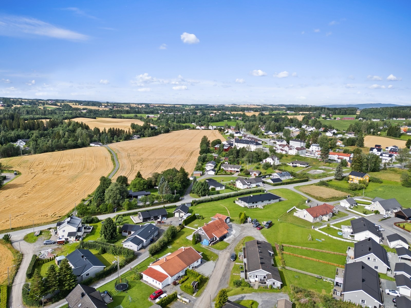 Drone foto av Kolbu sentrum og nærliggende kulturlandskap. Galleribilde