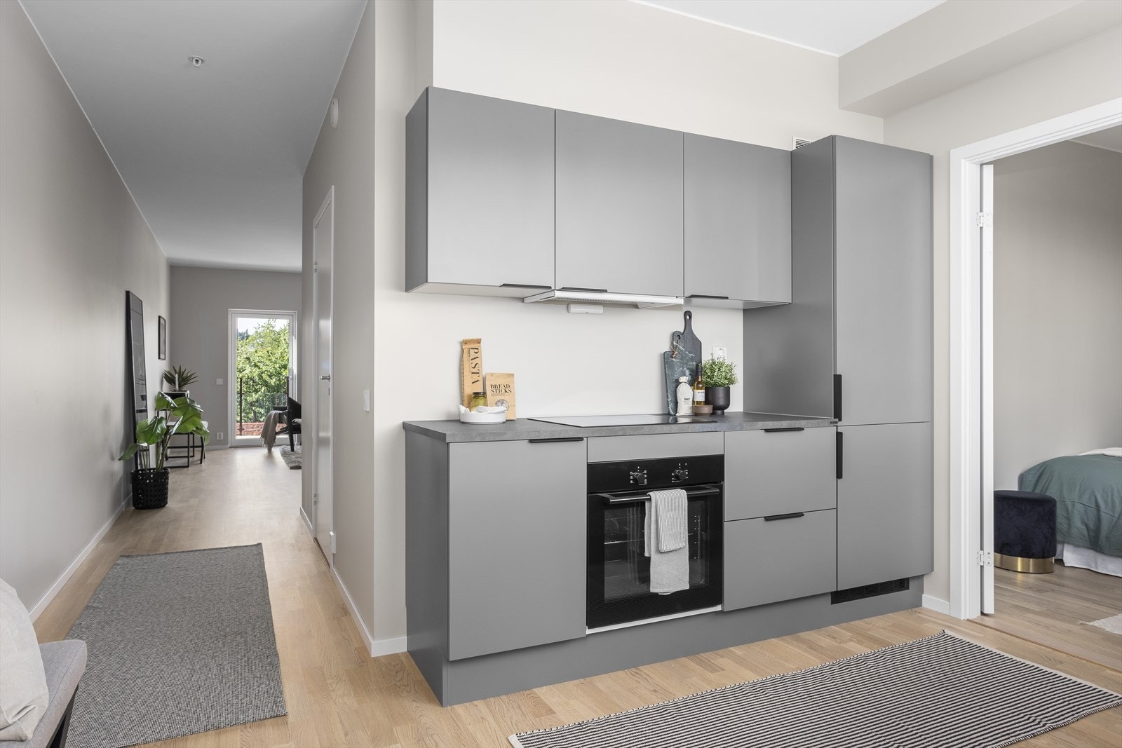 Kjøkkenet byr på integrerte hvitevarer som blant annet platetopp, stekeovn, oppvaskmaskin samt frys- og kjøleskap. Stekeovnen er oppgradert med pyrolysefunksjon for enkel rengjøring. Galleribilde