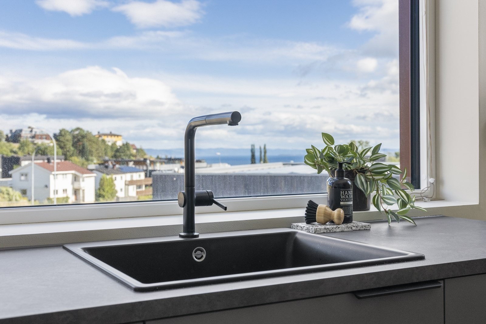 Det er lagt vekt på detaljer - kjøkkenkranen er et tilvalg som løfter både kvaliteten og det visuelle uttrykket. Galleribilde