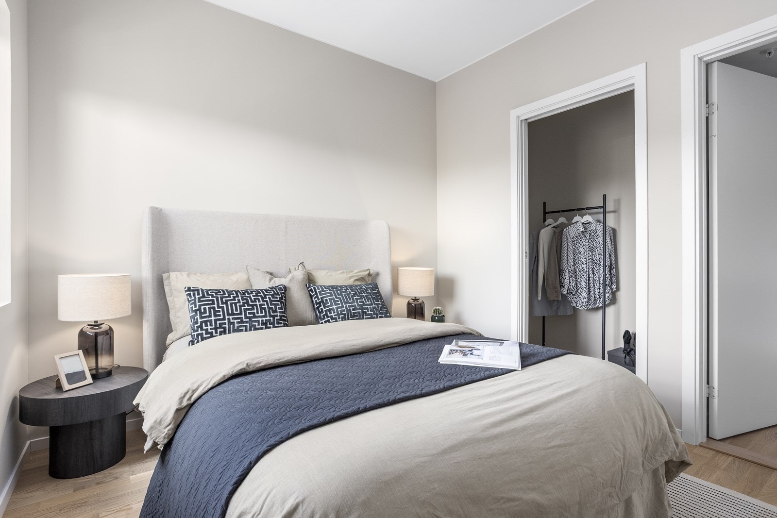 Her får du et eget walk-in closet med god plass til oppbevaring. Galleribilde