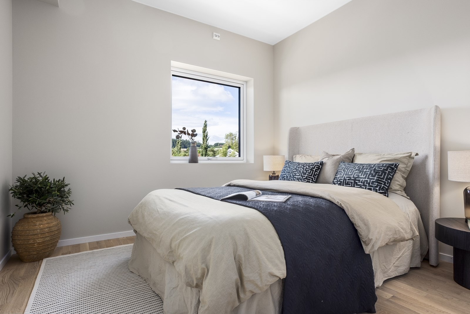 Hovedsoverommet er på 9 m² med god plass til dobbeltseng og nattbord på begge sider. Galleribilde