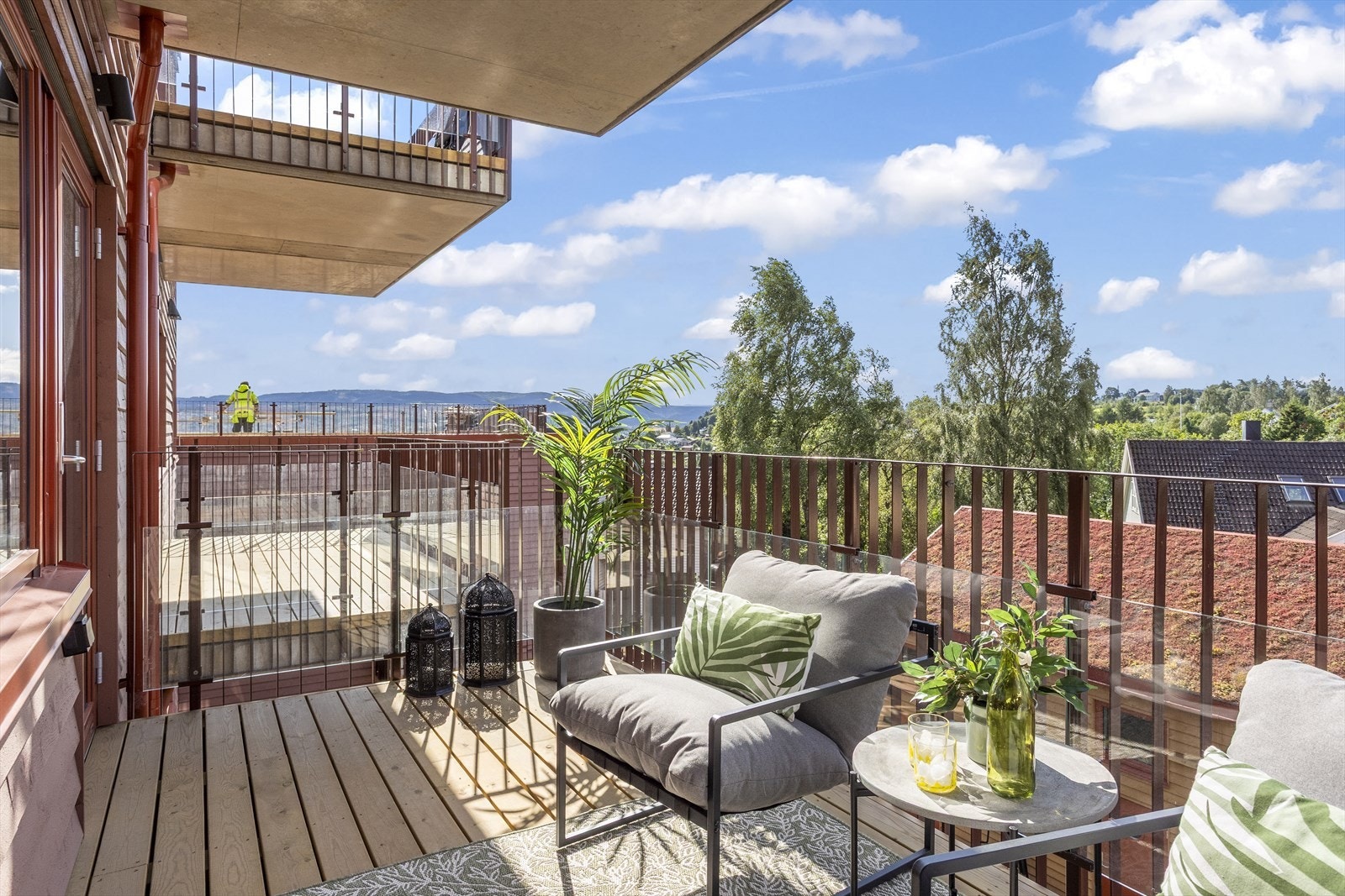 Fra stuen har du direkte adkomst til en solrik balkong på hele 9,4 m² med gode utsiktsforhold. Galleribilde