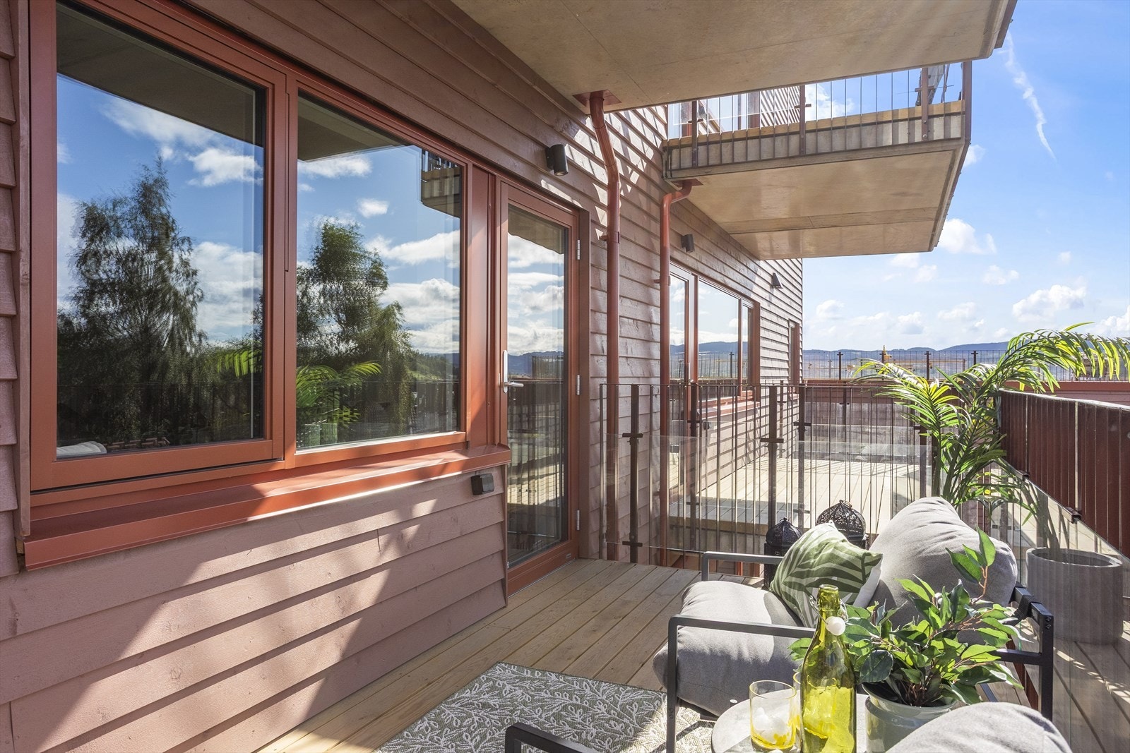 Balkongen vender mot sørvest og har utsikt over et flott opparbeidet fellesområde som kun er forbeholdt beboerne i sameiet. Galleribilde