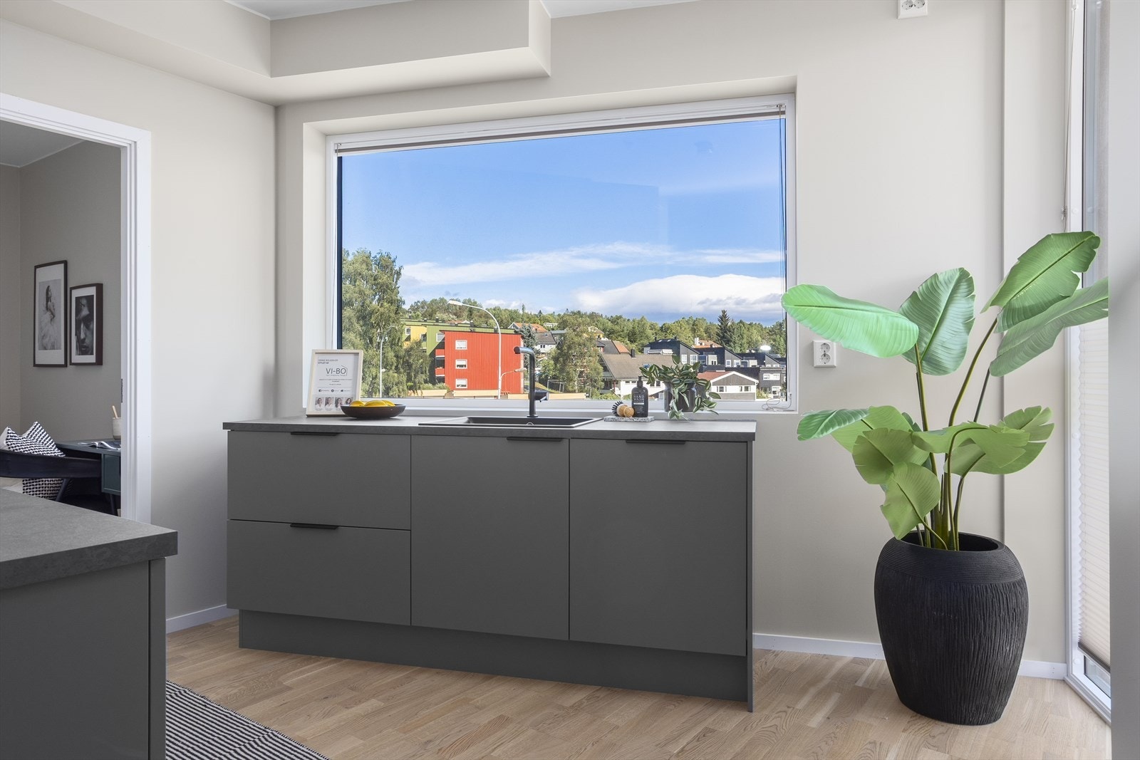 Fra kjøkkenet nyter du fantastisk utsikt mot sentrum og Trondheimsfjorden! Galleribilde