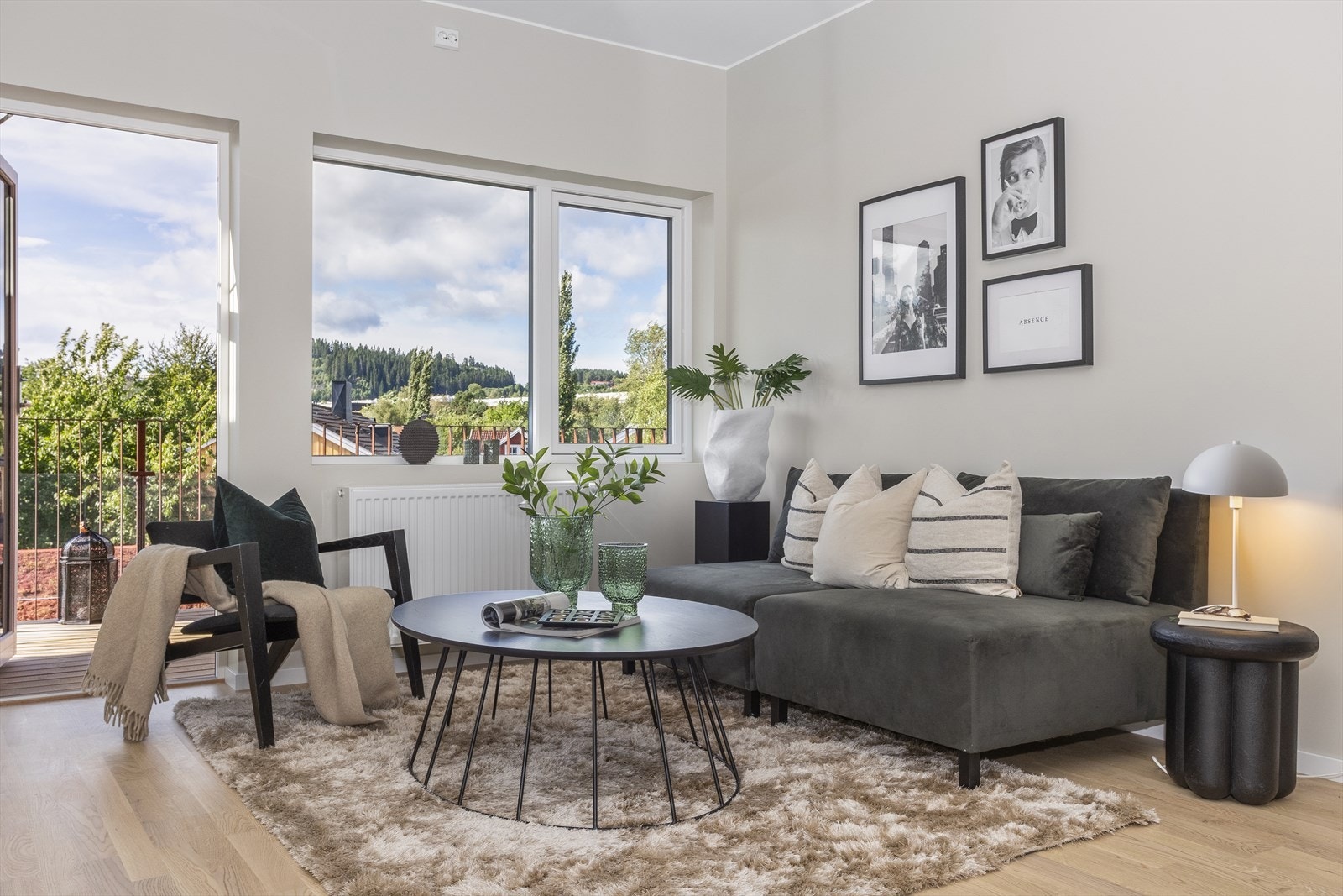 Leiligheten har en gjennomgående pen og moderne standard med en rekke tilvalg på blant annet kjøkken, bad, bører og belysning. Galleribilde