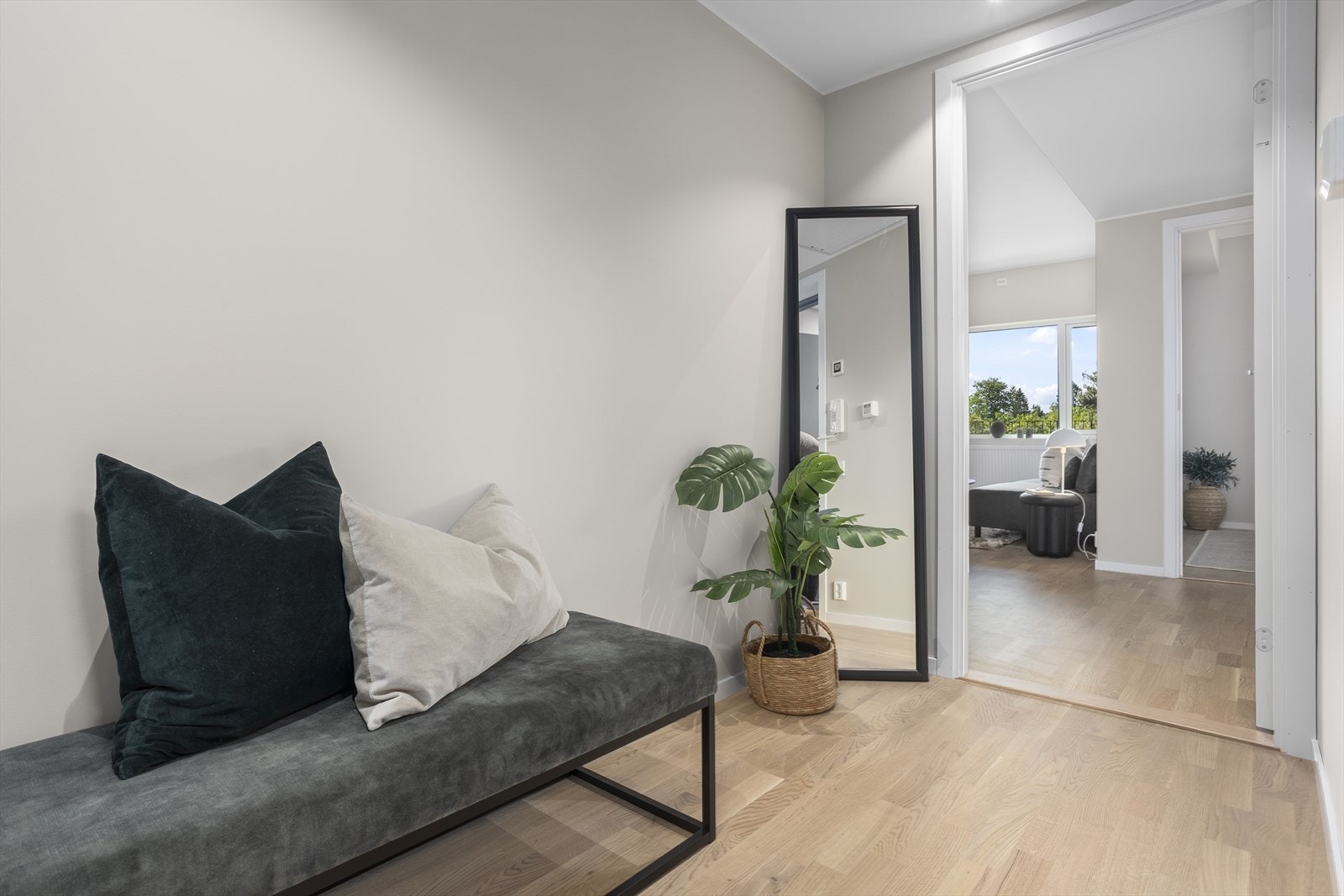 Romslig entre med god plass til oppbevaring av sko- og yttertøy. Galleribilde