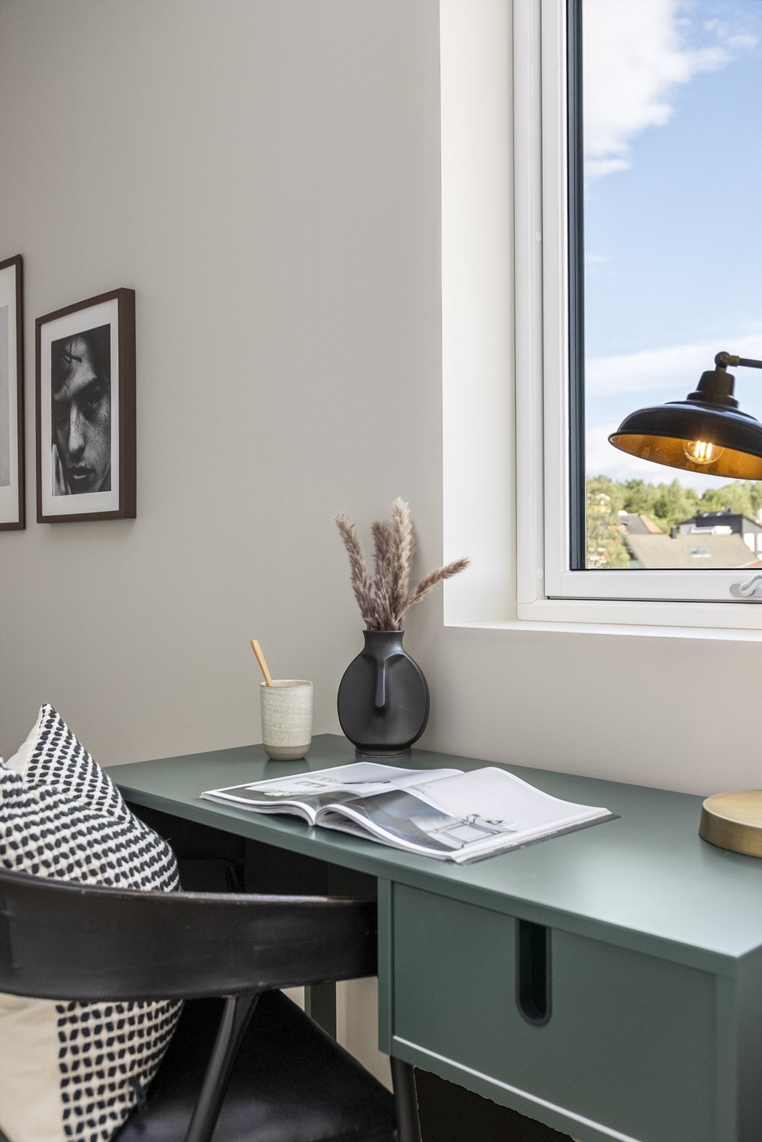 Her får du plass til en praktisk hjemmekontor med flott utsikt over Trondheim. Galleribilde