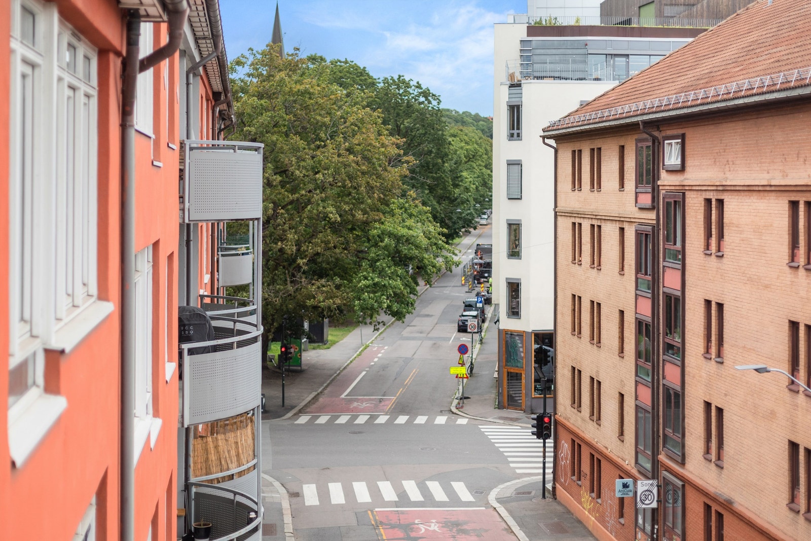 Leiligheten ligger høyt i 4. etasje med heisadkomst og har hyggelig utsyn mot Sofienbergparken. Galleribilde