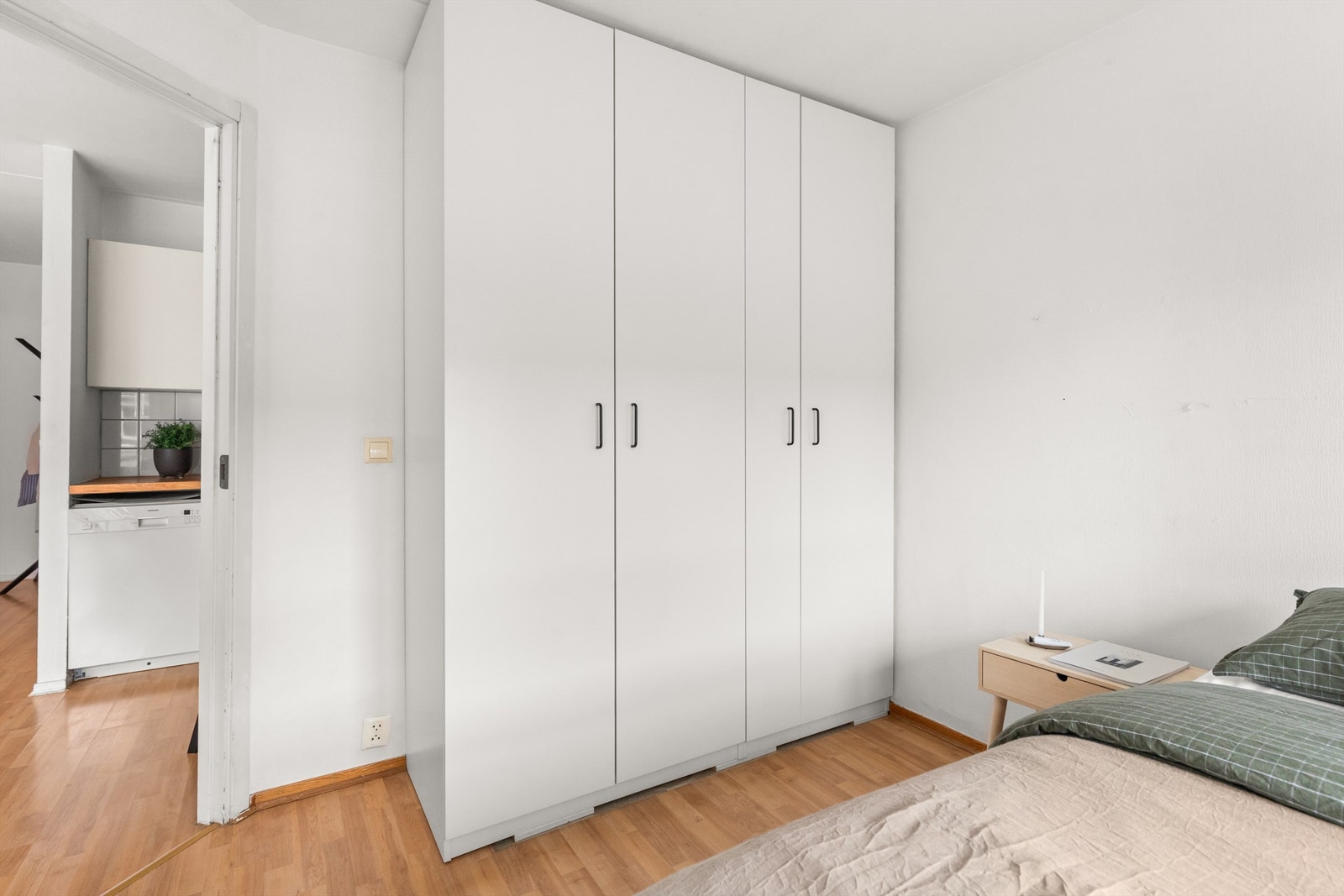 Det er god oppbevaringsplass i et romslig garderobeskap. Galleribilde