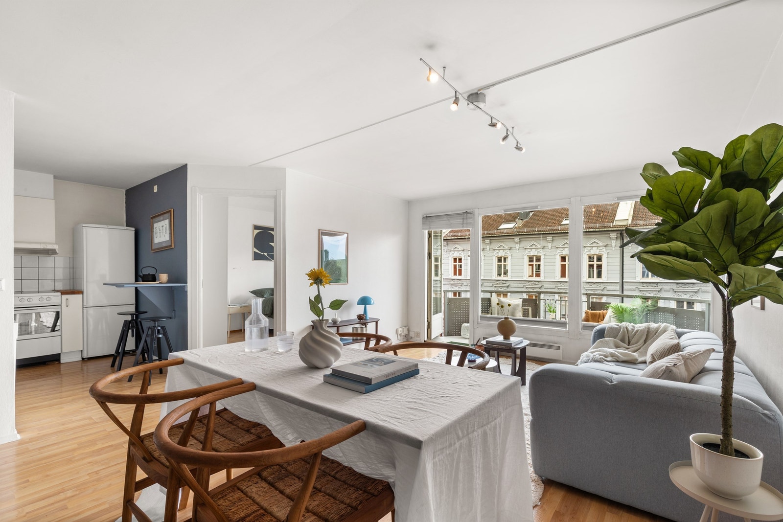 I fin overgang mellom stue og kjøkken er det også en naturlig plass for å innrede med et spisebord der venner og familie kan inviteres på middager. Galleribilde