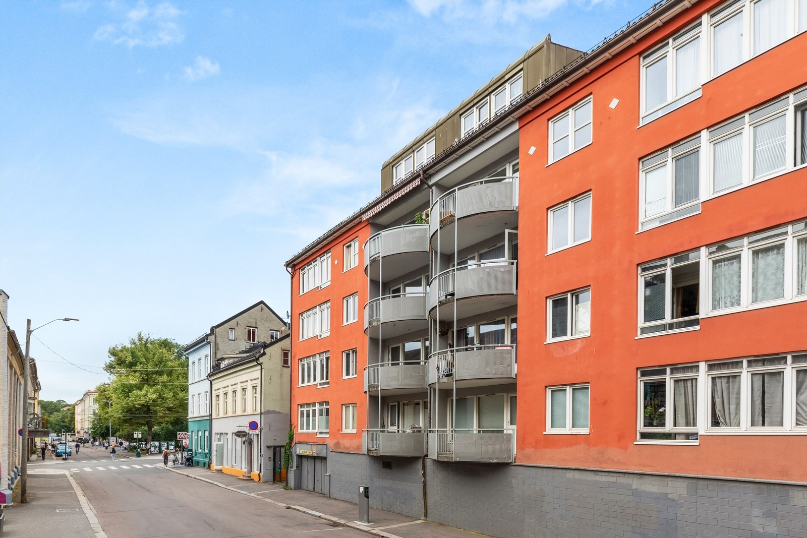 Leiligheten har en populær beliggenhet sentralt på Grünerløkka, like ved Sofienbergparken. I nabolaget rundt leiligheten finner du alt du trenger av fasiliteter. Galleribilde