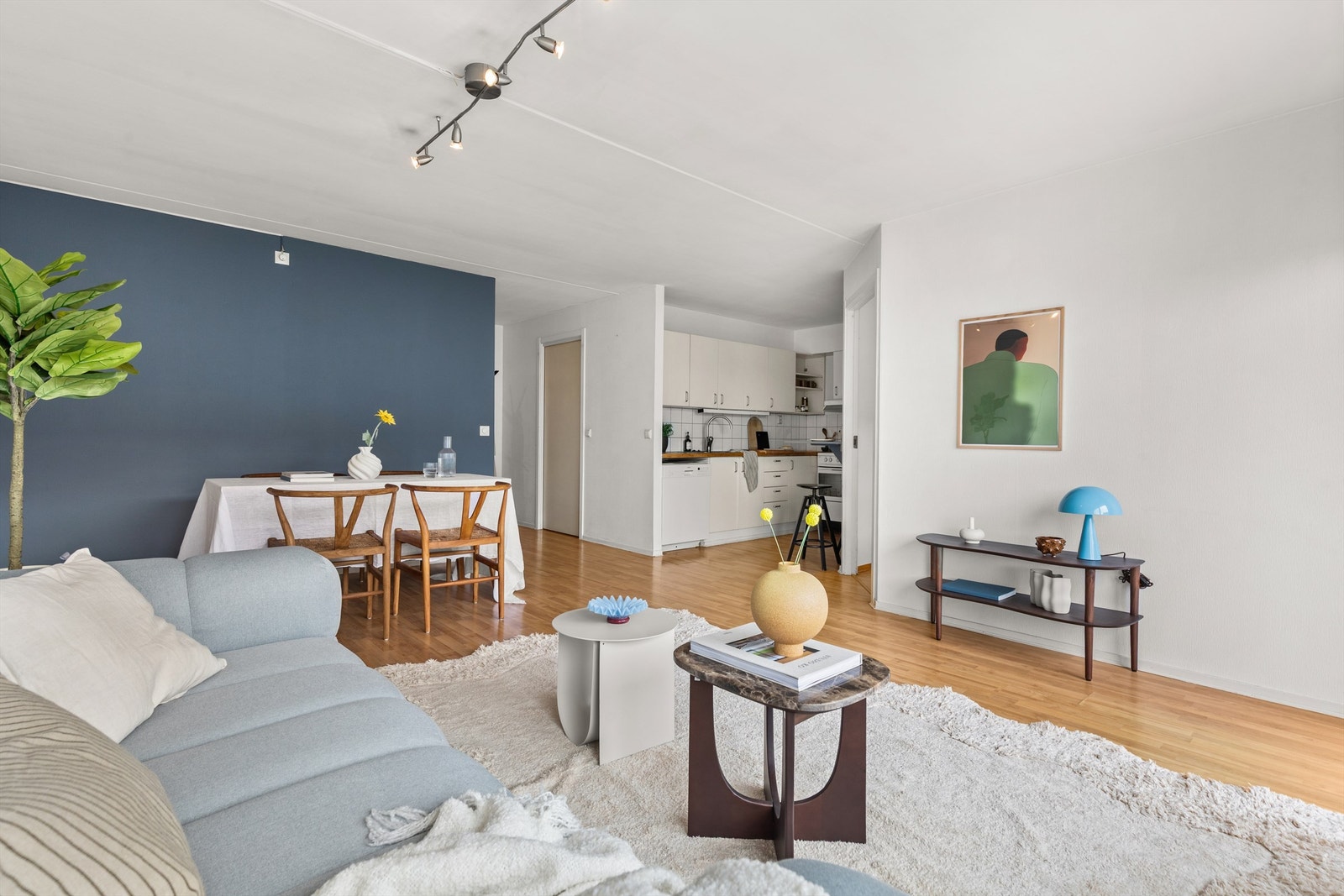 Boligen har en sosial planløsning med god størrelse på alle rom. Her er det svært gode muligheter for å få det akkurat slik du ønsker. Galleribilde