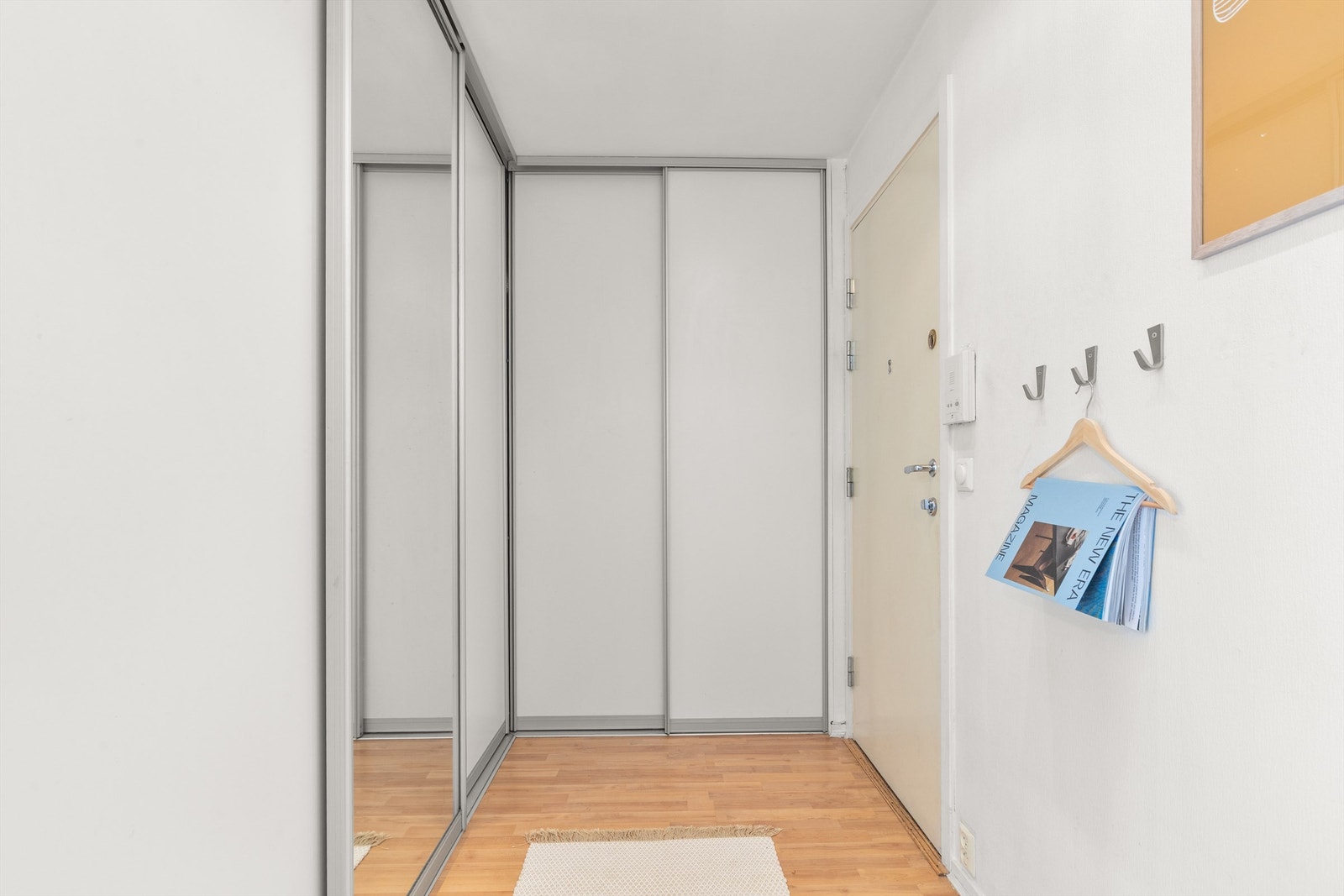 Entréen har god oppbevaringsplass i en romslig skyvedørsgarderobe med praktiske speilfronter. Galleribilde