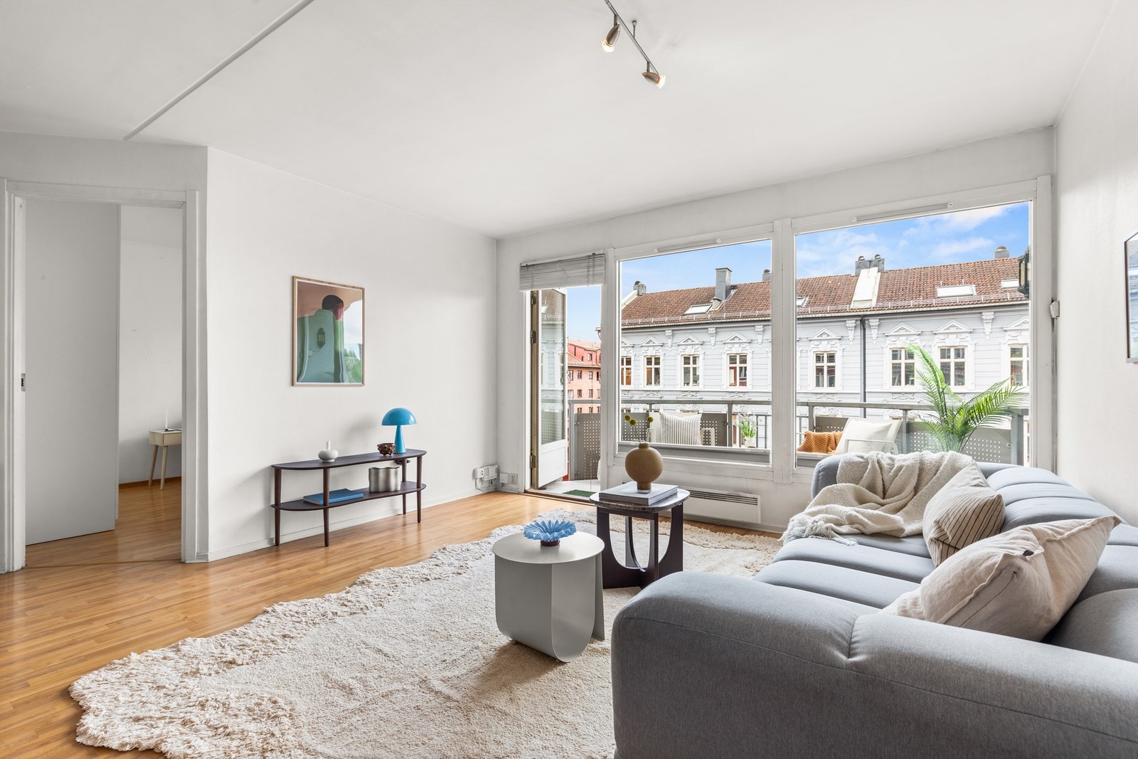 Store vindusflater skaper en luftig atmosfære med godt lysinnslipp. Galleribilde