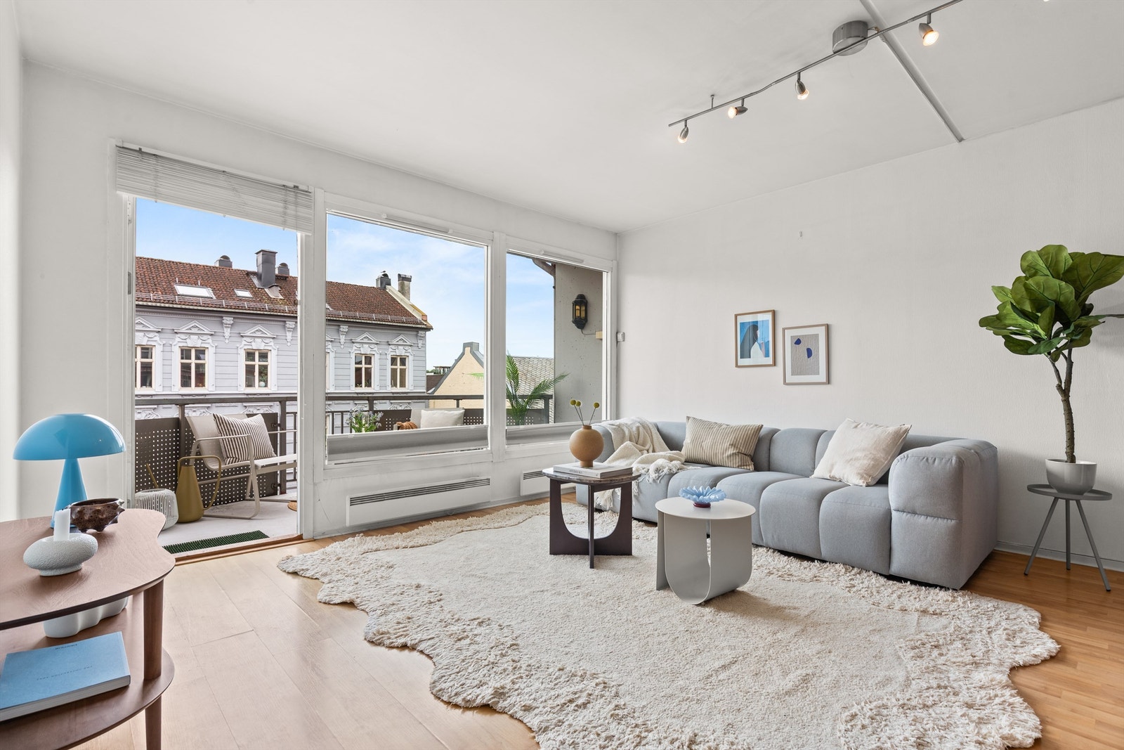 Stuen er romslig og kan enkelt møbleres med en hyggelig sofagruppe med tilhørende møblement. Galleribilde