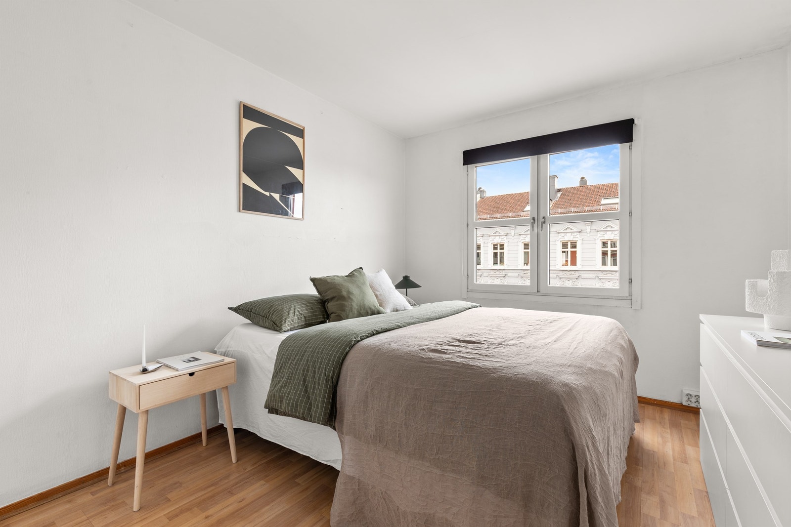 Soverommet er av god størrelse og kan enkelt innredes med både dobbeltseng og tilhørende nattbord. Galleribilde