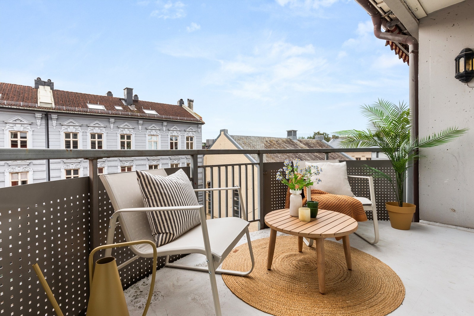 Fra stuen kommer du ut til boligens sydvendte balkong på 6 kvm. Selger informerer om gode solforhold på dagtid. Galleribilde