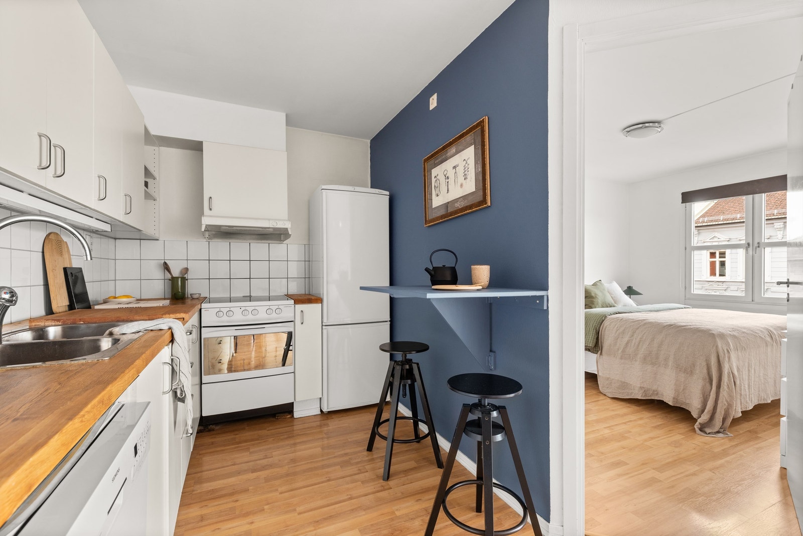 Oppvaskmaskin og kjøleskap medfølger. Galleribilde