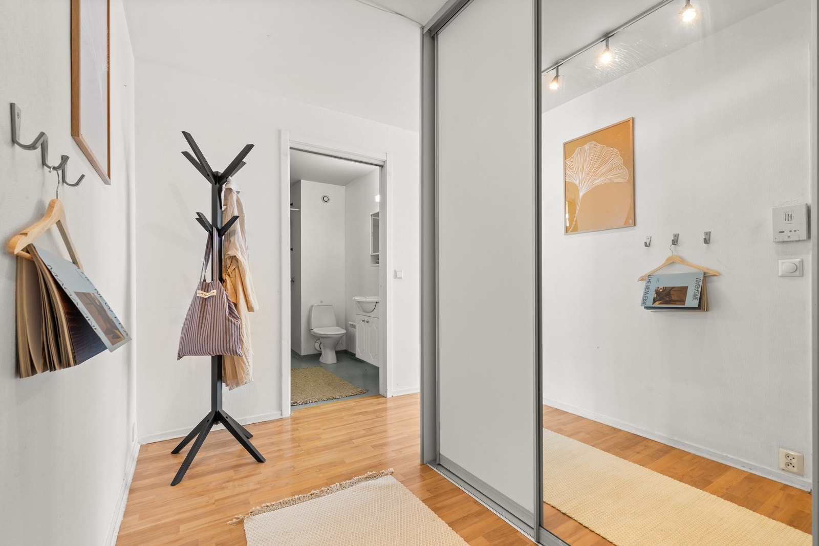 Velkommen inn! Leilighetens entré knytter boligens rom fint sammen. Galleribilde