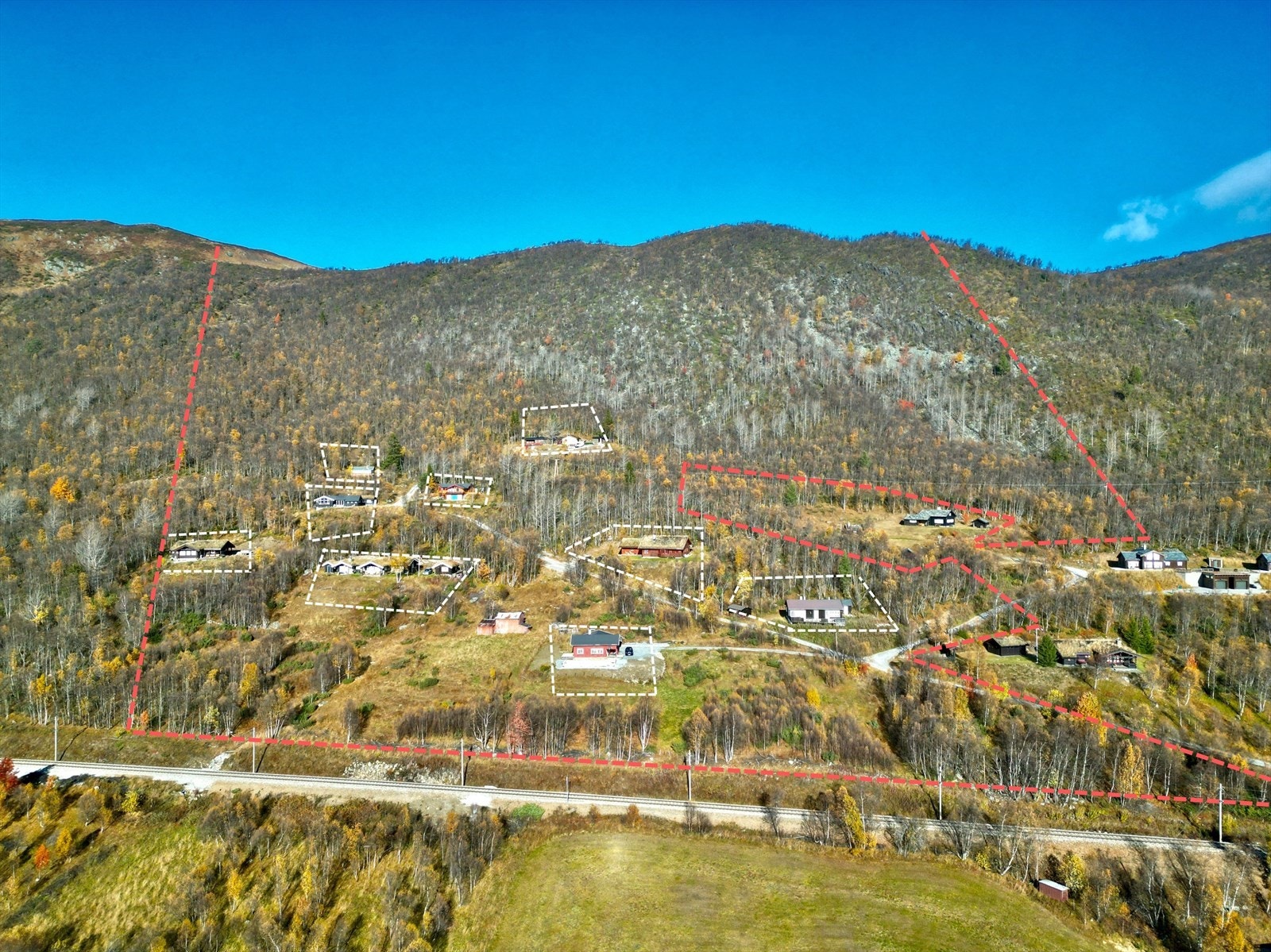 Markering av tomten er kun et estimat og avvik forekommer. Byggene innenfor hvit markering tilhører ikke tomten. Galleribilde