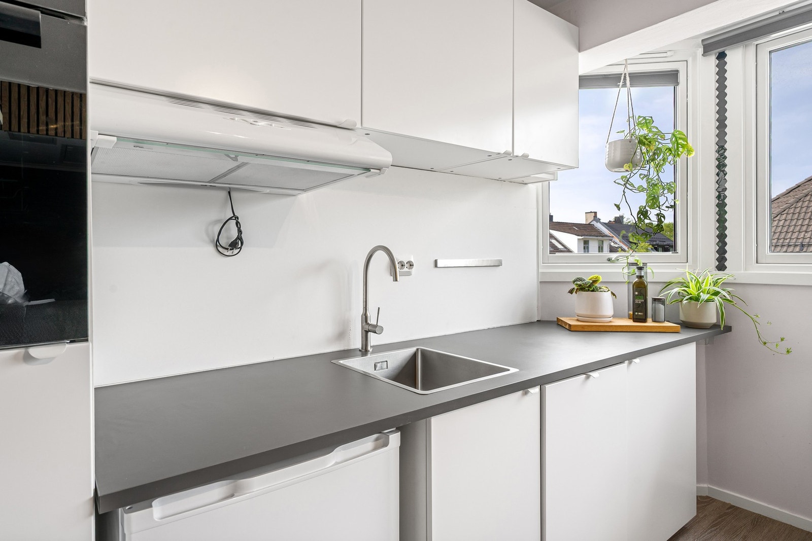 Kjøkkenet er integrert med stekeovn og oppvaskmaskin. Galleribilde