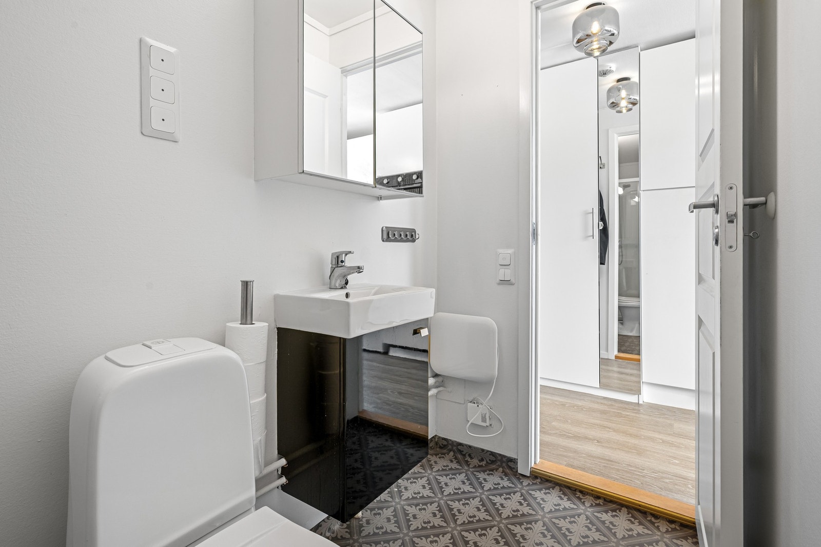 Baderomsinnredning: servant med underskap og speilskap. Galleribilde