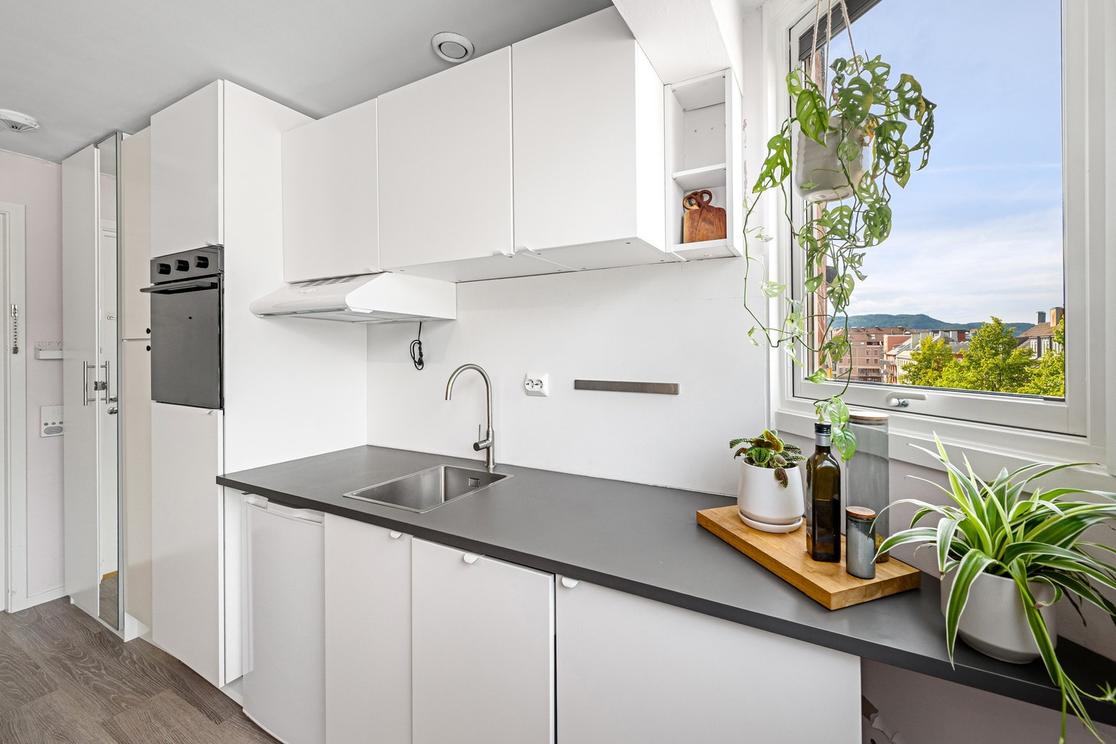 Her har du rikelig med skap og benkeplass som er ypperlig ved matlaging og lagring. Galleribilde