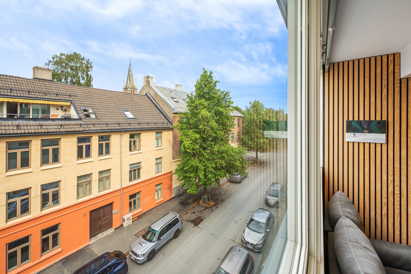 Rommet oppleves som lys og luftig takket være store vindusflater. Galleribilde