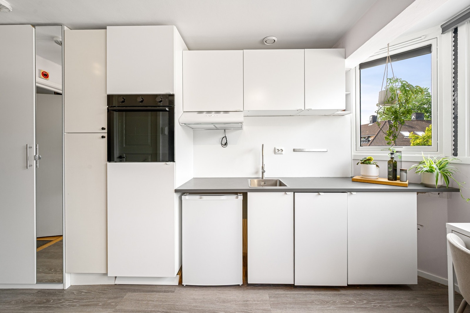 Flott kjøkken som ble oppgradert av nåværende selger i 2025. Galleribilde