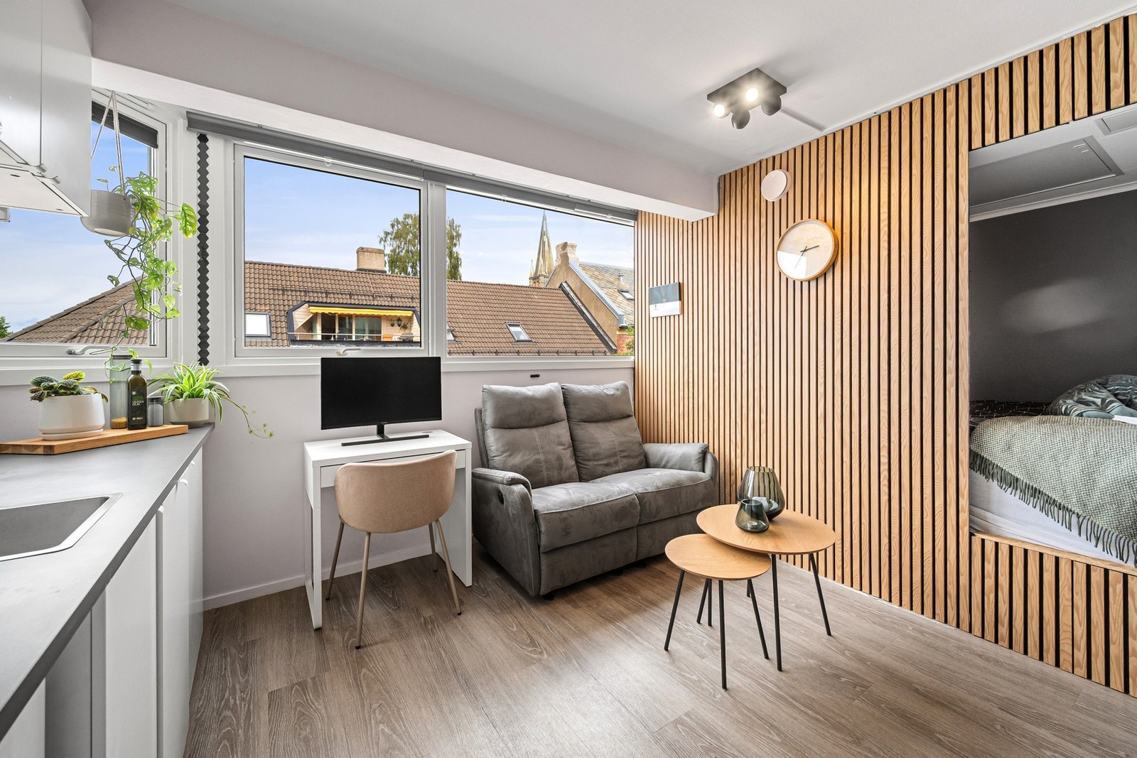 Åpen stue/kjøkken-løsning med plass til skriveplass og sofa - ideelt for hjemmekontor eller studentlivet. Galleribilde