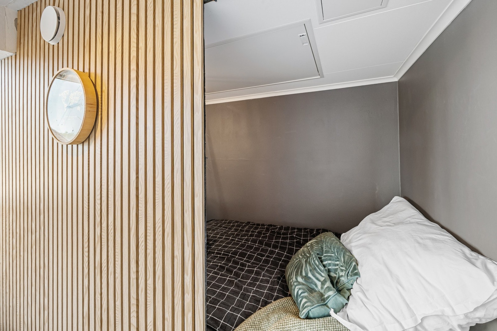 Spilevegg bygget inn av selger. Elegant sone for sovealkove med moderne uttrykk Galleribilde