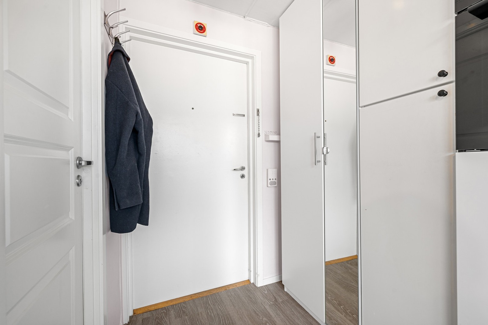 Ved entréen er det integrert garderobe med god plass til oppbevaring av sko og annet yttertøy. Galleribilde